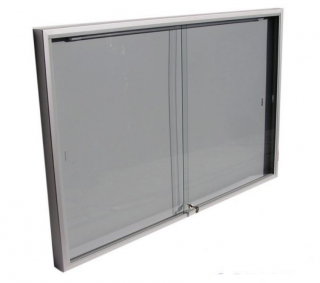 Závěsná vitrína s úzkým profilem s posuvnými skly Název: Formát 15xA4. rozměr: šířka 1220 x výška 1040 x hloubka 69mm