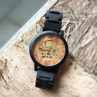 SCELETUS Automatic  Vytvořte si svoje  Dřevěný řemínek: Ano (990 Kč), Sklíčka hodinek: Safírové (1.500 Kč), Velikost: Dámská