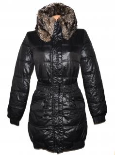 Dámský černý prošívaný zimní kabát s páskem a kožíškem RESERVED 40