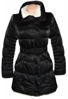 Dámský černý šusťákový kabát s páskem a kožíškem S