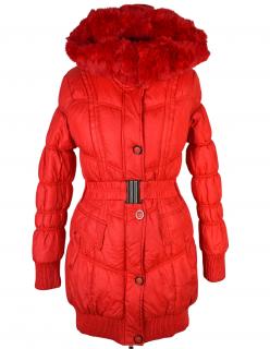 Dámský červený zimní prošívaný kabát s páskem a kapucí s pravým kožíškem S