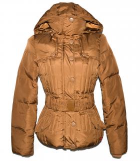 PÉŘOVÝ dámský karamelový prošívaný kabát s páskem a kapucí EDC S