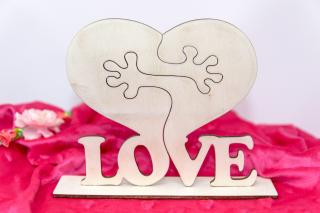 Valentýnský dárek - dekorace ve tvaru srdíčka, motiv objímající se srdíčka.