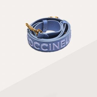 COCCINELLE EMBROIDERY LOGO KOŽENÝ POPRUH AZUL SS25