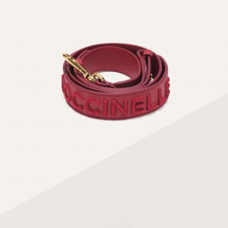 COCCINELLE EMBROIDERY LOGO KOŽENÝ POPRUH SANGRIA SS25