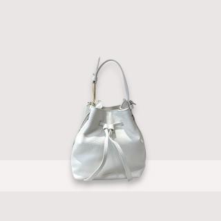 COCCINELLE MALORY BUCKET BAG KOŽENÁ KABELKA BLANCO SS25