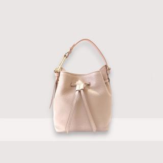 COCCINELLE MALORY BUCKET BAG KOŽENÁ KABELKA ROSETTE SS25