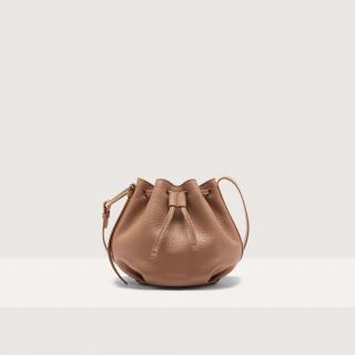 COCCINELLE MALORY KOŽENÁ MINI BUCKET BAG SKIN SS25