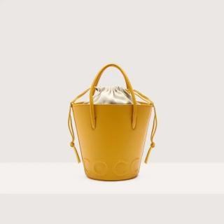 COCCINELLE MYRTHA MAXI LOGO KOŽENÁ KABELKA BUCKET BAG SOLEADO SS25