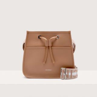 COCCINELLE RAQUEL BUCKET BAG KOŽENÁ KABELKA SKIN/GAZPACHO SS25