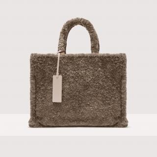 NEVER WITHOUT BAG ASTRAK. KABELKA COCCINELLE WARM TAUPE AW23