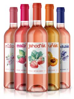 Sada růžových vín -  balíček obsahuje: 1× víno z jahod, z malin,  z macerátu z květů růží, z meruněk a z levandule  | Rybízák.cz