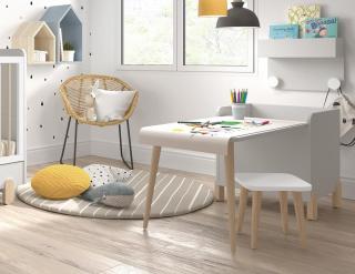 Montessori - stoleček se židlí a rolí papíru