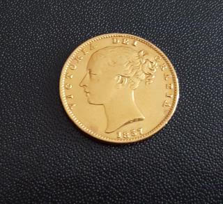 Investiční zlatá mince britský Sovereign - Victoria první portrét (typ štít) 1857