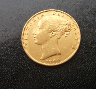 Investiční zlatá mince  britský Sovereign - Victoria první portrét (typ štít) 1864-číslovaná raznice