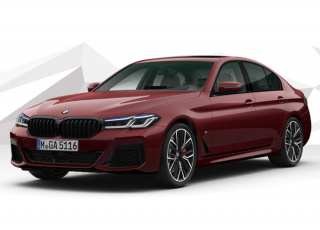 BMW M550i xDRIVE - červená Aventurine Red metalíza