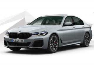 BMW M550i xDRIVE - šedá Bluestone metalíza