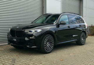 BMW X7 M50d xDRIVE M-paket - černá Saphire metalíza