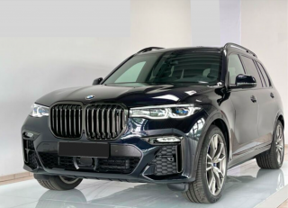 BMW X7 M50i xDRIVE M-paket - černá Carbon metalíza