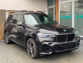BMW X7 M50i xDRIVE M-paket - černá Sapphire metalíza