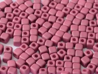 Mačkané korálky kostičky Cube 6x6mm, barva tmavě růžová Balení: 10 g
