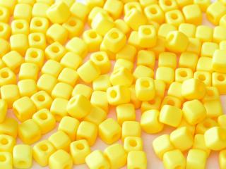 Mačkané korálky kostičky Cube 6x6mm, barva žlutá Balení: 10 g