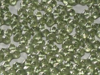 Mačkané korálky kytičky 4x7mm, barva zelená crystal Balení: 1 ks