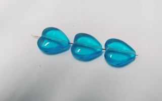 Mačkané korálky srdíčka 15x16mm, barva modrá Balení: 1 ks