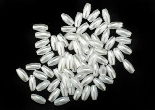 Plastová rýže 8x4mm, barva bílá perleťová. Balení: 25 gr