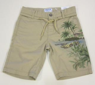 3224/97  Mayoral chlapecké plátěné khaki šortky s malovaným obrázkem palmy na levé nohavici Barva: Khaki, Velikost: 122, Materiál: 98% bavlna 2%…
