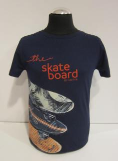 6038/97  Mayoral (NUKUTAVAKE) chlapecké tmavě modré tričko s krátkým rukávem s atypickým obrázkem skateboardů a nápisem Barva: Modrá, Velikost: 140,…