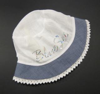 7M Pupill Katie dívčí bílý elegantní letní velmi vzdušný klobouček s flitrovým nápisem Blue Sea a modrou krempou zakončenou bílou krajkou Barva: Bílá,…