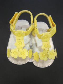 9813/37  Mayoral dívčí žluté botičky (sandálky) pro miminka s pásky z vyřezávaných kytiček a v dárkové krabičce Barva: Žlutá, Velikost: 17 (5-7…