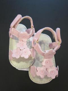9813/39  Mayoral dívčí růžové botičky (sandálky) pro miminka s pásky z vyřezávaných kytiček a v dárkové krabičce Barva: Růžová, Velikost: 15 (0-2…