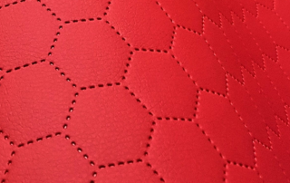 Koženka prošev červený hexagon kupon 0,5m