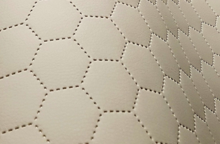 Koženka prošev krémový hexagon kupon 0,5m