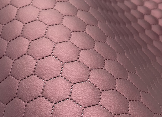 Koženka prošev švestka metalický hexagon kupon 0,5m