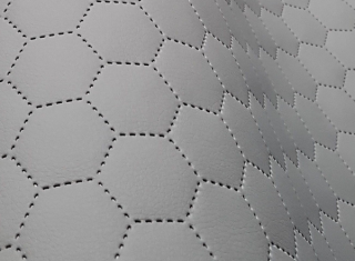 Koženka prošev světle šedý hexagon kupon 0,5m