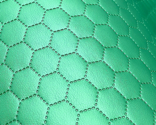Koženka prošev světle zelený metalický hexagon kupon 0,5m