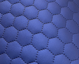 Koženka prošev tm modrý metalický hexagon kupon 0,5m