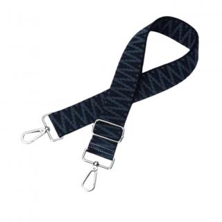 Popruh s karabinami 120cm cikcak černý stříbrné kování