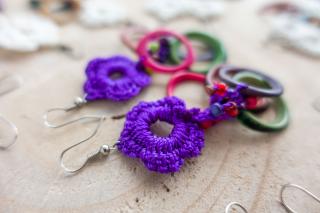 Náušnice z bavlnky a palmového ořechu - fialová květina