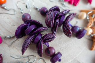Náušnice z broskvové pecky - tmavě fialové