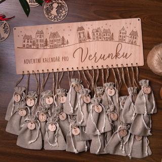 Adventní kalendář s vlastním jménem HOORAY Motiv adventního kalendáře: Ježíškova vesnice