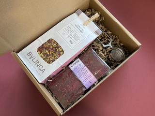 Dárkový box:  Veselé Vánoce 2. varianta: Vánoční překvapení, Čokoláda: Malina & Ostružina, Čajové sítko