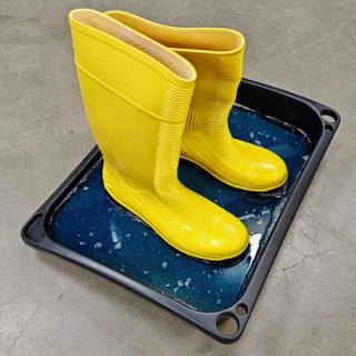 Dekontaminační dezinfekční rohož (vana) na boty, obuv, podrážky FLOMA SD-10 - délka 45,5 cm, šířka 57,5 cm, výška 11 cm (slouží k účinné očistě podrážek obuvi ve vstupních prostorech s vysokými nároky na hygienu)