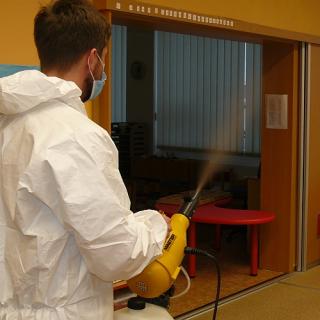 Dezinfekce mlhou (fogováním) (Manuální dezinfekce prostor pomocí dezinfekční mlhy zajístí likvidaci 99,99% bakterií a virů. Zavolejte si o cenovou nabídku.)