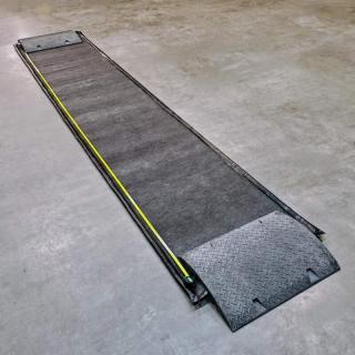 Pojezdová dekontaminační dezinfekční rohož (pás) pro motorová vozidla FLOMA WD-04 - délka 500 cm, šířka 100 cm, výška 3,5 cm ( Pomáhá minimalizovat šíření bakterií, virů, plísní a dalších mikroorganismů)