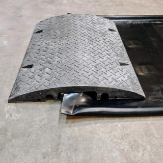 Průjezdná dekontaminační dezinfekční vana (pás) pro motorová vozidla FLOMA WD-03 - délka 500 cm, šířka 100 cm, výška 3,5 cm ( Je vysoce odolná vana navržená pro účinnou dezinfekci )