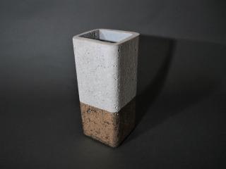 Betonová váza hranatá Barva: šedá, zlatý spodek